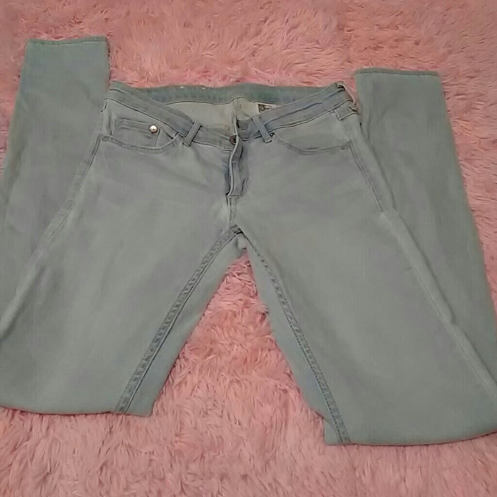 H&M 27/32 light wash skinny jeans !
